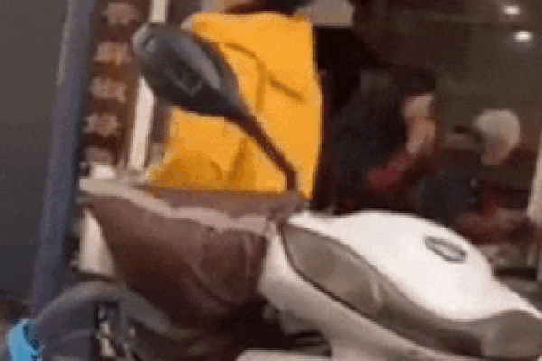 Clip: Ghê sợ nhìn nữ nhân viên gặm xương xong lại ném chảo nấu súp cho khách ăn-1