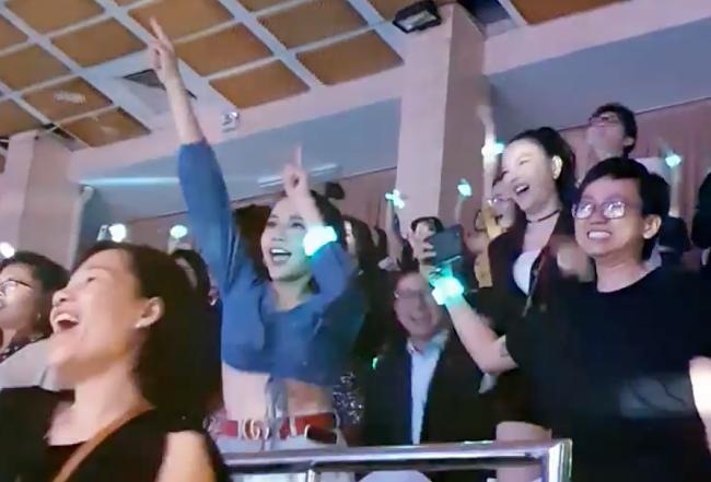 Concert Vũ Cát Tường: Chủ nhân ngã lộn ai nấy hết hồn, Diệu Nhi - Khả Như quẩy tung nóc-14