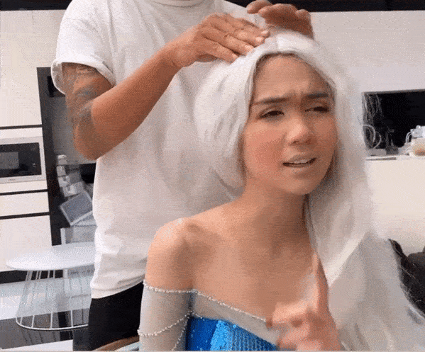 Ngọc Trinh bị đụng chạm phần nhạy cảm khi cosplay công chúa Elsa phiên bản bà già bị bệnh-1