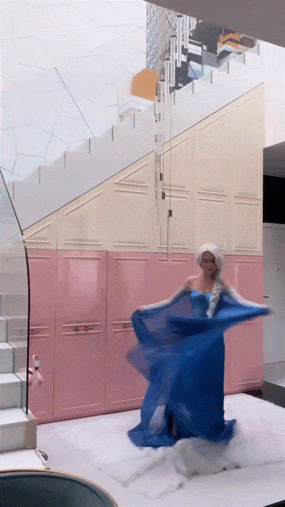 Ngọc Trinh bị đụng chạm phần nhạy cảm khi cosplay công chúa Elsa phiên bản bà già bị bệnh-2