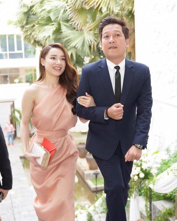 Xui như Trường Giang: Chụp hình bên vợ là lập tức làm nền bởi nước da một trời một vực-2