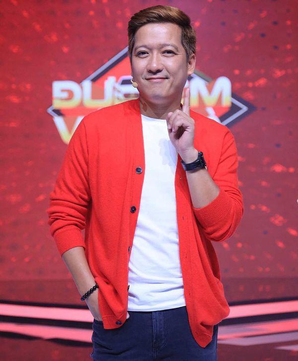 Xui như Trường Giang: Chụp hình bên vợ là lập tức làm nền bởi nước da một trời một vực-4