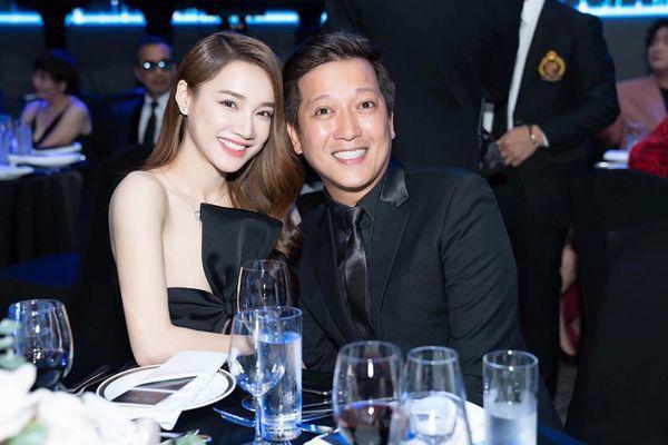 Xui như Trường Giang: Chụp hình bên vợ là lập tức làm nền bởi nước da một trời một vực-1