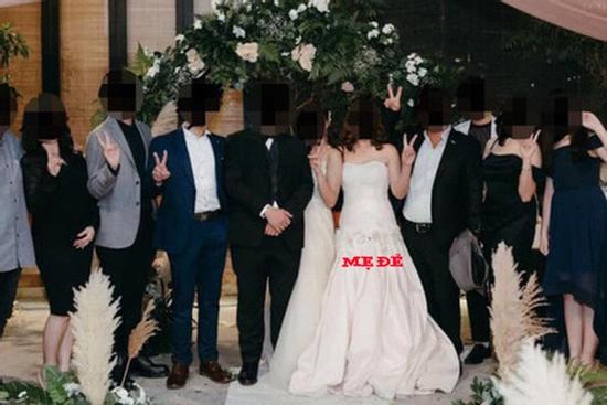 Hôn lễ của con gái, bà mẹ diện luôn váy cưới khiến dân tình hoang mang không biết đâu mới là cô dâu