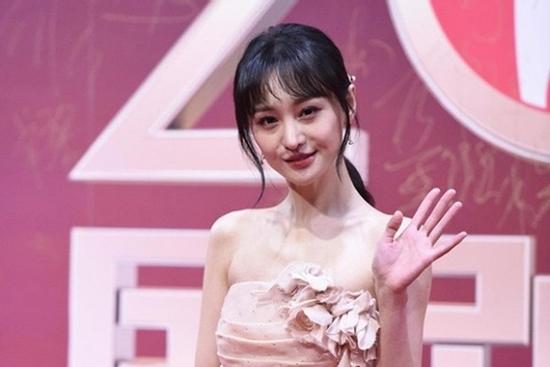 Nhan sắc gây hốt hoảng của Trịnh Sảng: Mũi nhọn hoắt, gương mặt cứng đơ không cảm xúc