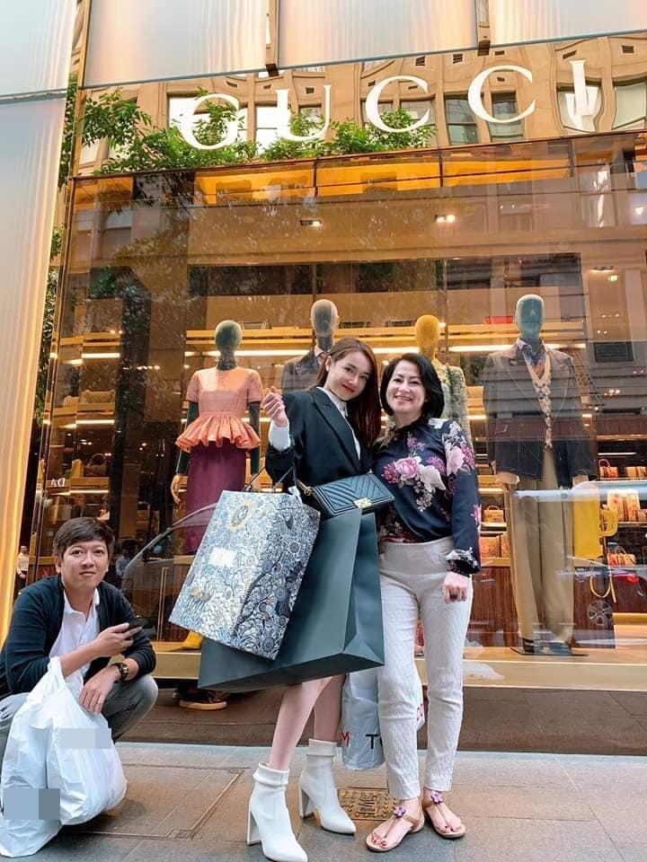 Shopping kiểu nữ quyền như Nhã Phương - Trường Giang: Vợ sắm hàng hiệu xịn sò - chồng dùng đồ bình dân-3