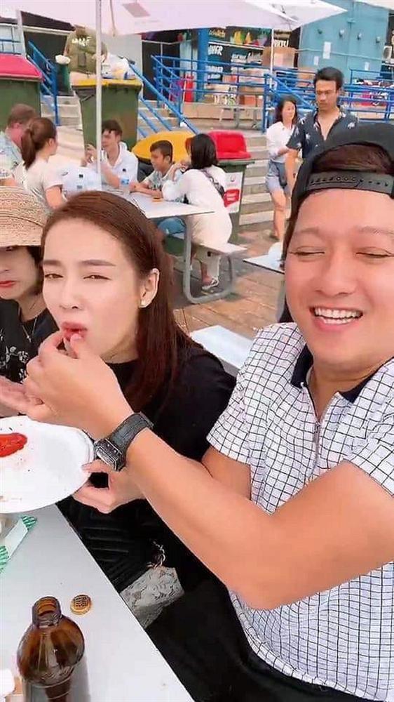 Shopping kiểu nữ quyền như Nhã Phương - Trường Giang: Vợ sắm hàng hiệu xịn sò - chồng dùng đồ bình dân-5