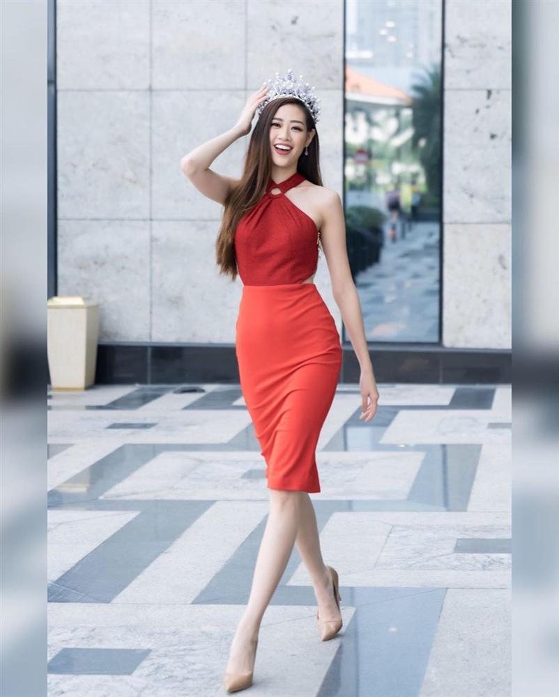 Thả dáng trong bộ đầm ôm, Hoa hậu Hoàn vũ Khánh Vân bị nhắc nhở: Trình diễn đẹp thôi chưa đủ-1
