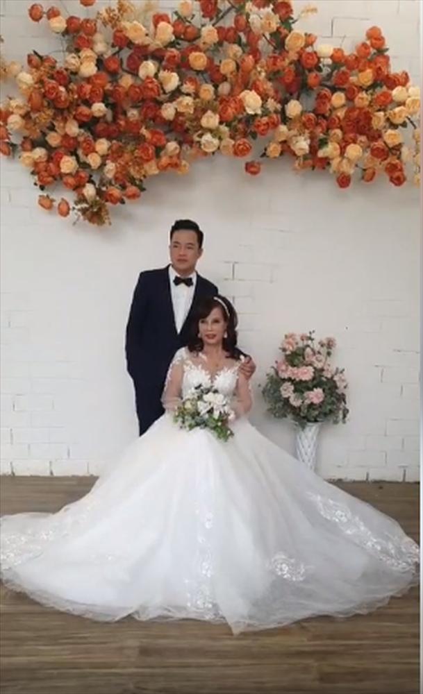Cô dâu 62 tuổi chơi lớn chụp lại ảnh cưới, dân mạng chỉ săm soi ngoại hình sau thẩm mỹ của cặp đôi-1