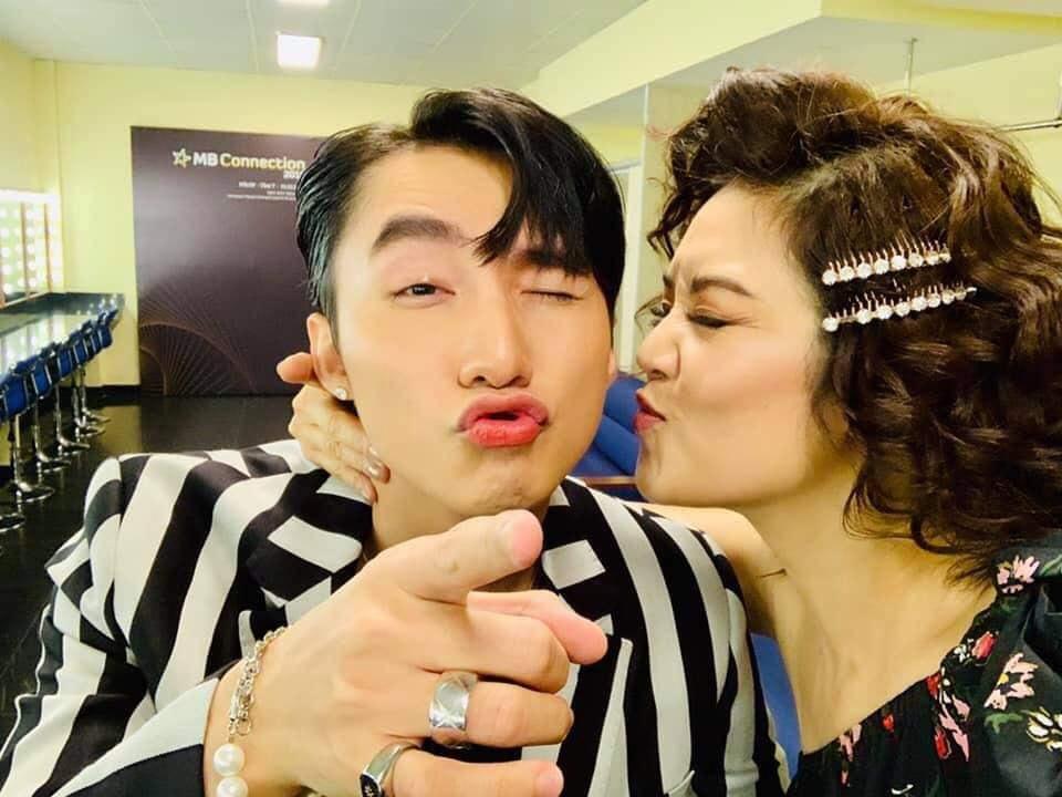 Tái ngộ Sơn Tùng M-TP sau 4 năm xa cách, Thu Phương diễn lại cảnh hôn má đàn em cưng xỉu-4