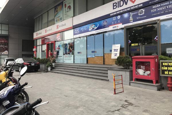 Côn đồ dùng mã tấu tấn công xe buýt ở TP.HCM, nhiều người tháo chạy-1