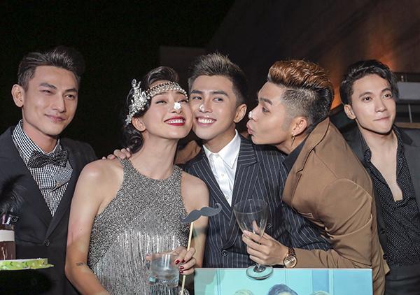 Ngô Thanh Vân thẳng tay cắt mặt Tronie ra khỏi bức ảnh kỷ niệm 10 năm đồng hành 365-1