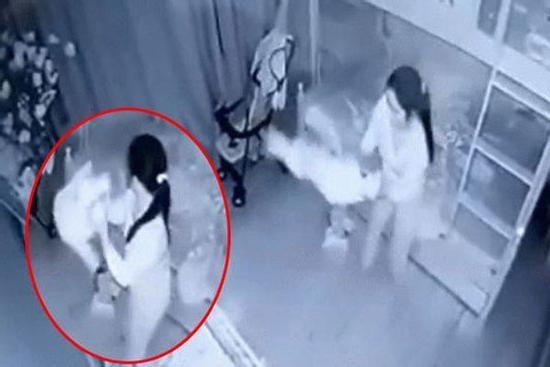 Khởi tố nữ giúp việc cầm chân dốc ngược bé 14 tháng tuổi