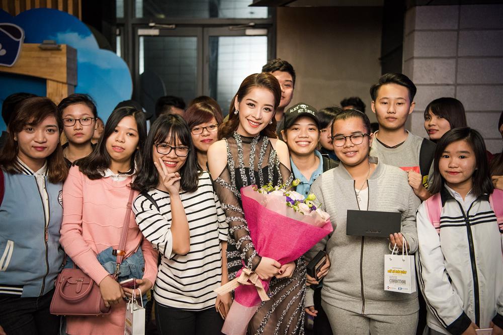 Tinh tế như Chi Pu: Cứ chụp ảnh cùng fan nhí là cúi người, khuỵu gối-1