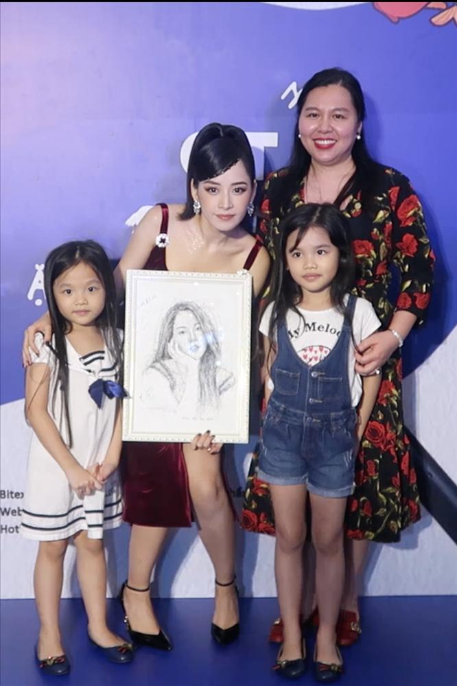 Tinh tế như Chi Pu: Cứ chụp ảnh cùng fan nhí là cúi người, khuỵu gối-2