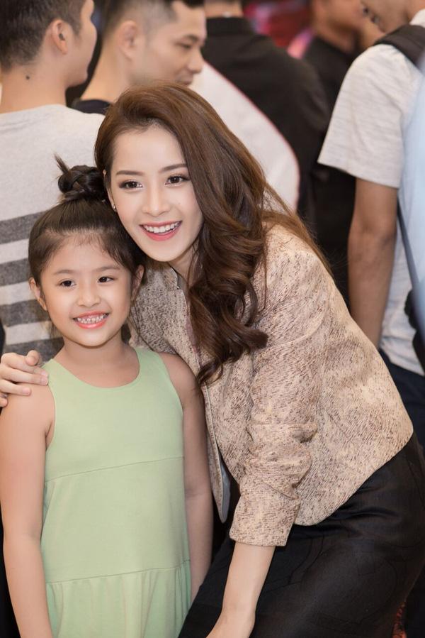 Tinh tế như Chi Pu: Cứ chụp ảnh cùng fan nhí là cúi người, khuỵu gối-4