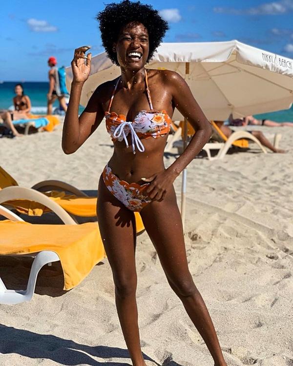 Á hậu 2 Hoa hậu Hoàn vũ 2017 - Davina Bennett (Jamaica) khoe ba vòng chuẩn mực với bikini.