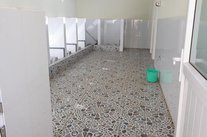 Nữ sinh bị dâm ô suốt 2 giờ trong nhà vệ sinh, nhà trường nhận lỗi-2