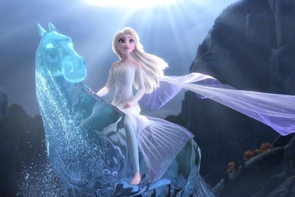 8. Frozen 2 (Disney) - 1,032 tỷ USD*: Phần hậu truyện của Frozen (2013) là tác phẩm mới nhất gia nhập “câu lạc bộ thu hơn 1 tỷ USD” trong năm nay. Thành công của Frozen 2 là điều không quá ngạc nhiên, bởi phần đầu đến nay vẫn là phim hoạt hình ăn khách nhất mọi thời đại. Sau 6 năm, khán giả vẫn giữ nguyên sự yêu mến dành cho bộ đôi Elsa - Anna và những người bạn đồng hành của hai chị em.