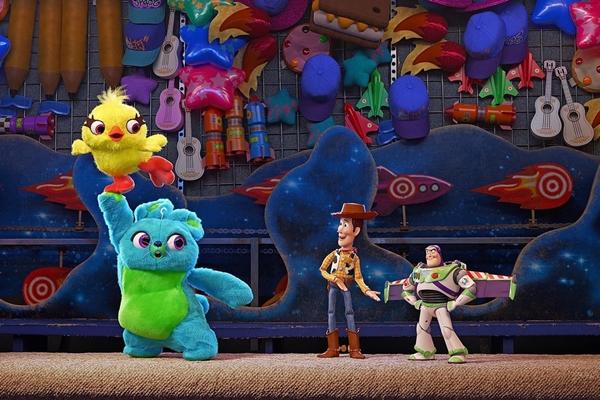 5. Toy Story 4 (Disney) - 1,07 tỷ USD: Thương hiệu Câu chuyện đồ chơi từng bị ném cho nhiều ánh mắt e dè khi muốn làm tiếp phần 4, bởi phần 3 ra đời hồi 2010 từng được cho là cái kết viên mãn. Tuy nhiên, xưởng Pixar cùng Disney thêm một lần nữa khiến khán giả phải cảm động. Toy Story 4 tiếp tục là một câu chuyện nhân văn, cũng như mang đến đoạn kết giàu ý nghĩa dành cho nhân vật chính là chàng cao bồi Woody (Tom Hanks).