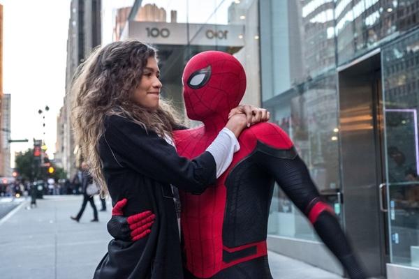 3. Spider-Man: Far from Home (Sony) - 1,13 tỷ USD: Spider-Man: Far from Home là một bộ phim khác thuộc Vũ trụ Điện ảnh Marvel, và do Sony cùng Marvel Studios hợp tác sản xuất. Phim riêng thứ hai về Người Nhện (Tom Holland) hưởng lợi khi ra mắt ngay sau Avengers: Endgame. Tuy nhiên, bản thân tác phẩm rất hấp dẫn, và có nhiều điểm tiến bộ so với Spider-Man: Homecoming (2017). Sau một vài khúc mắc, Sony và Marvel Studios sẽ lại hợp tác với nhau trong thời gian tới.