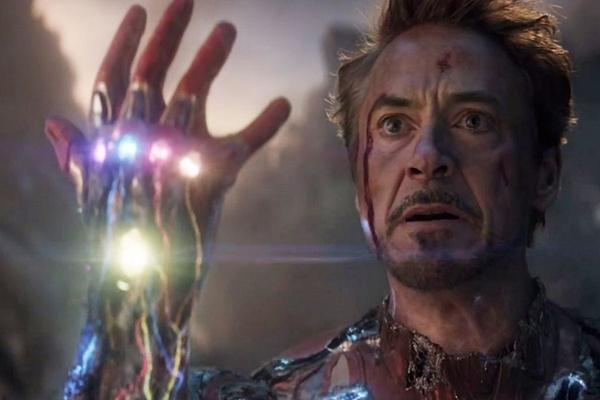 1. Avengers: Endgame (Disney) - 2,79 tỷ USD: Kỷ lục phim ăn khách nhất mọi thời đại của Avatar (2009) rốt cuộc cũng bị phá vỡ sau đúng một thập kỷ. Endgame - bộ phim quy tụ gần như mọi nhân vật của MCU - đã tạo ra cơn sốt khổng lồ trên khắp toàn cầu hồi đầu mùa hè, và thu về 2,79 tỷ USD. Hầu hết ai cũng muốn biết chuyện gì sẽ xảy ra tiếp theo sau những gì còn dang dở ở Infinity War (2018), và Marvel Studios đã không khiến công chúng phải thất vọng. Trận giao chiến giữa các siêu anh hùng và binh đoàn của Thanos ở cuối phim thực sự mãn nhãn và khiến không ít khán giả, đặc biệt là những ai gắn bó với thương hiệu từ năm 2008, cảm thấy xúc động.