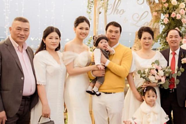 Á hậu Thanh Tú cùng chồng đại gia gói bánh chưng nhưng biểu cảm của cả hai mới thu hút sự chú ý-10