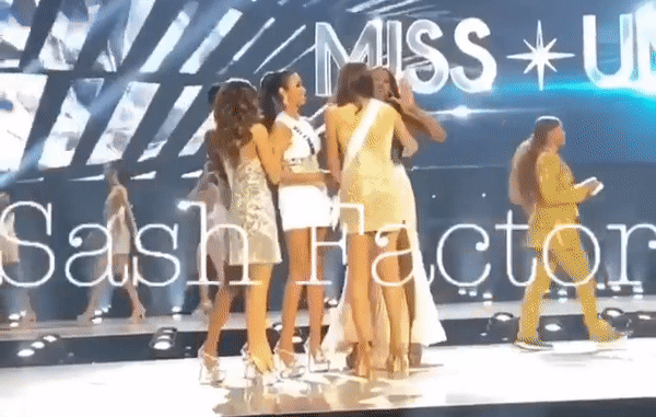 Khoảnh khắc truyền may mắn trùng hợp lạ kỳ: 4 tân hoa hậu cứ nắm tay bạn Việt Nam là đăng quang!-5