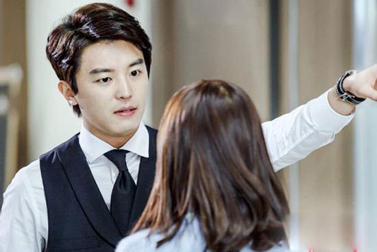 Vừa được lên chức, chồng đòi ly hôn, ngày ra tòa sững sờ khi thấy tình mới của vợ