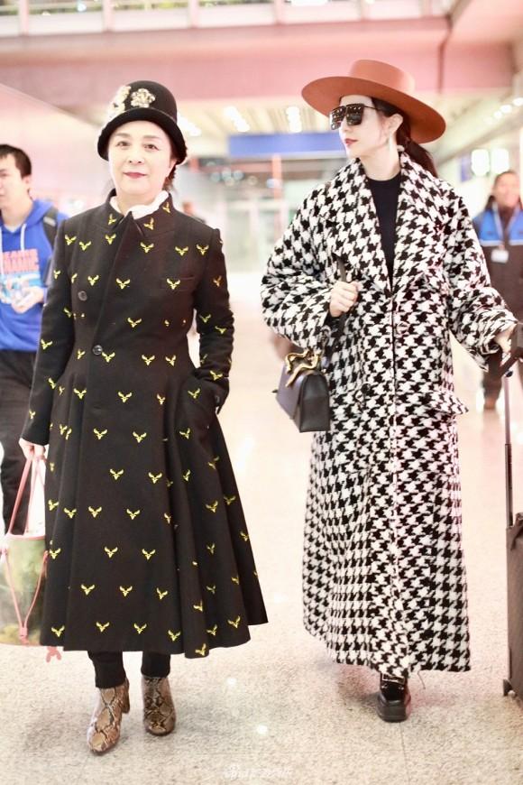 Mẹ con Phạm Băng Băng xuất hiện lồng lộn, biến sân bay thành sàn catwalk-2
