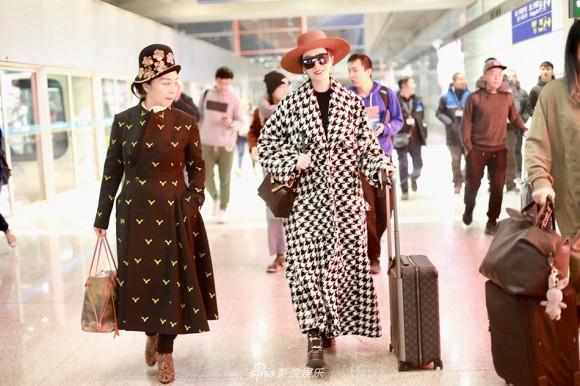 Mẹ con Phạm Băng Băng xuất hiện lồng lộn, biến sân bay thành sàn catwalk-3
