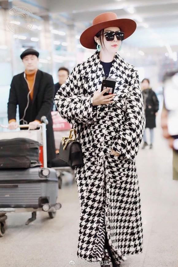 Mẹ con Phạm Băng Băng xuất hiện lồng lộn, biến sân bay thành sàn catwalk-4