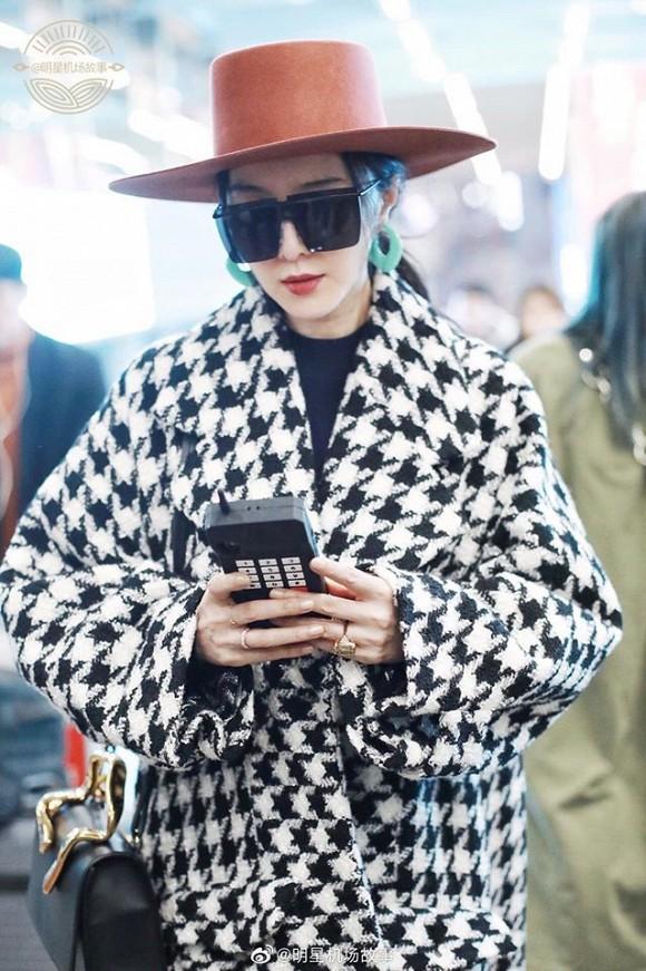 Mẹ con Phạm Băng Băng xuất hiện lồng lộn, biến sân bay thành sàn catwalk-5