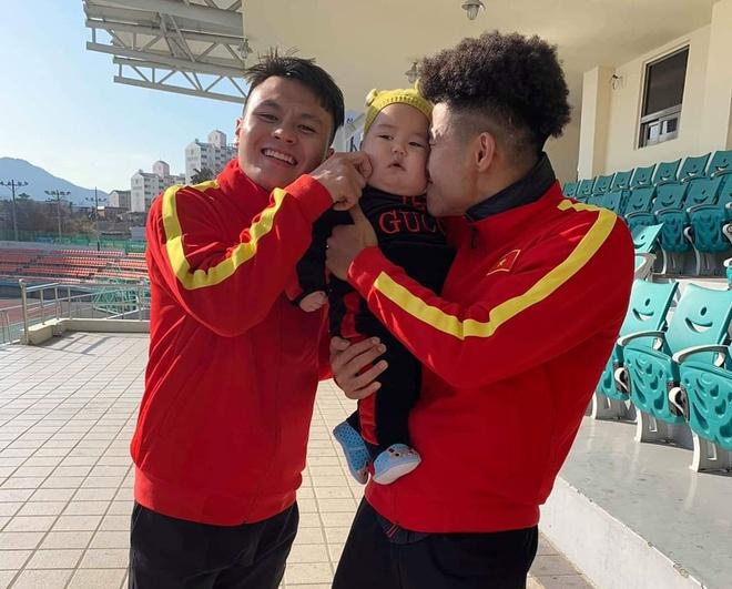 Cậu bé chiếm spotlight khi chụp ảnh cùng các cầu thủ U23 ở Hàn Quốc-1
