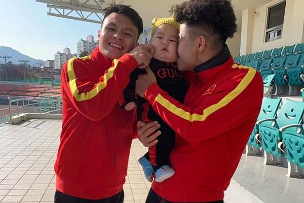 Clip: Vừa ăn vừa ngủ cực thần thái, cô bé khiến dân mạng phát sốt-1