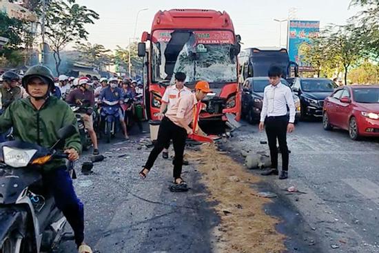 Xe Phương Trang húc ôtô khách, 5 người bị thương