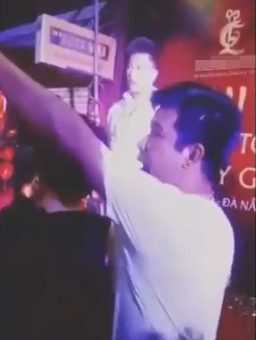 Nam ca sĩ Châu Khải Phong bị khán giả quăng búa đinh khi diễn tại Đà Nẵng-1