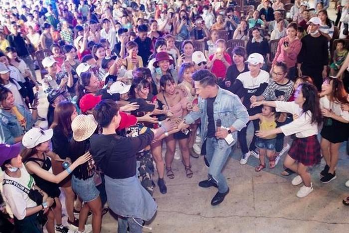 Nam ca sĩ Châu Khải Phong bị khán giả quăng búa đinh khi diễn tại Đà Nẵng-3