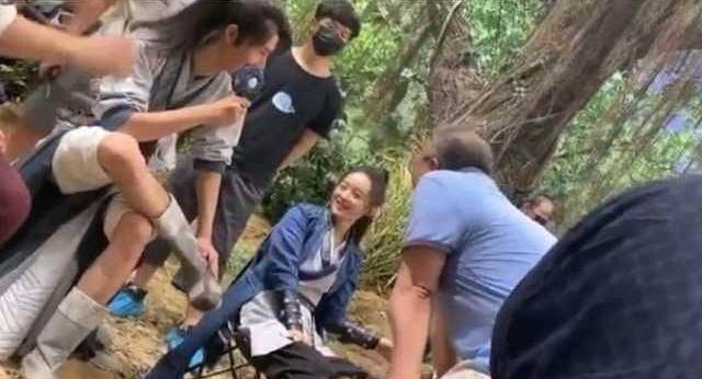 Triệu Lệ Dĩnh và Vương Nhất Bác lộ ảnh cười đùa vui vẻ bên nhau-1