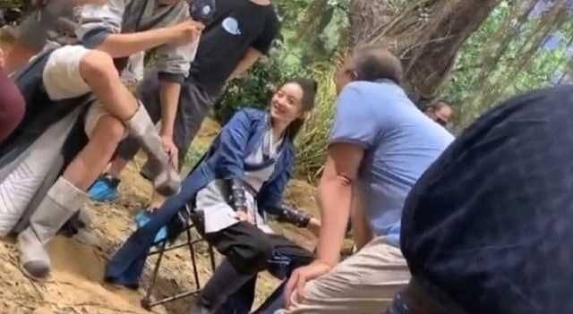 Triệu Lệ Dĩnh và Vương Nhất Bác lộ ảnh cười đùa vui vẻ bên nhau-3