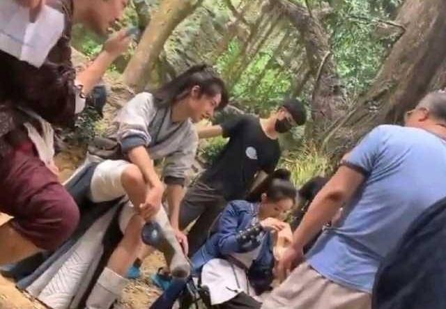 Triệu Lệ Dĩnh và Vương Nhất Bác lộ ảnh cười đùa vui vẻ bên nhau-4