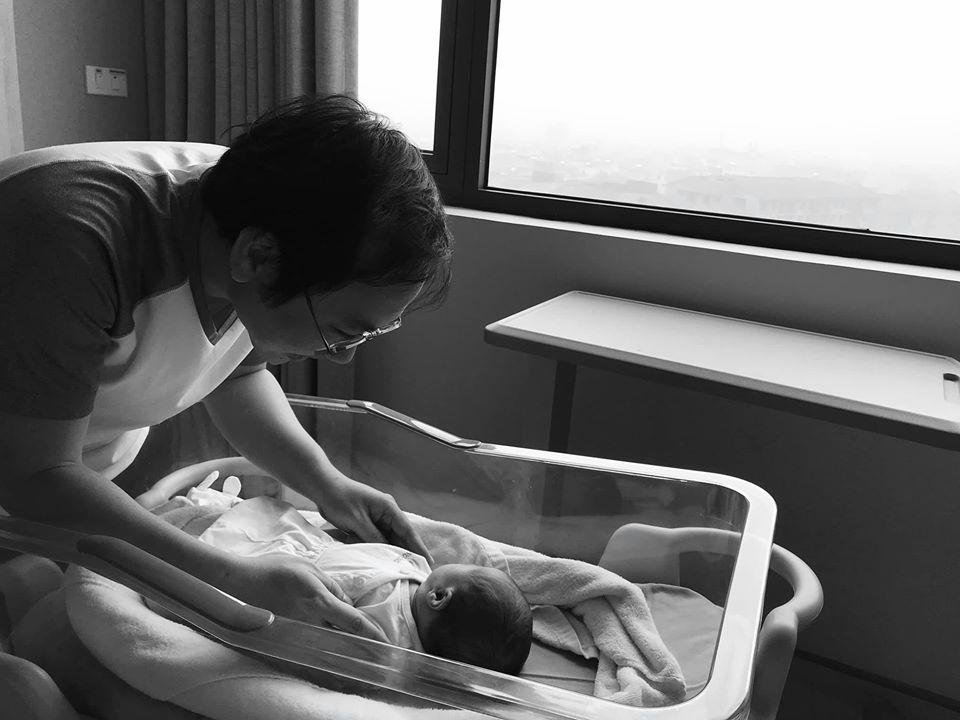 Lên chức mẹ bỉm sữa, MC Phí Linh tự nhắc bản thân phải yêu chồng nhiều hơn-1