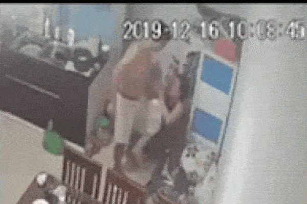 Clip: Bị chồng đánh như đập đất, vác dao truy sát trước mặt con, chị vợ có màn phản đòn cực cao tay-1