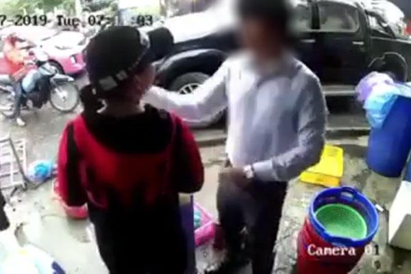 Clip: 2 người đàn ông tát tới tấp 1 phụ nữ, lôi xềnh xệch mặc 2 đứa trẻ van xin-2