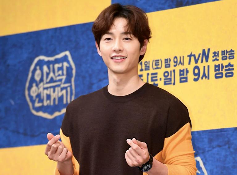 Song Joong Ki rời công ty quản lý Blossom Entertainment sau 7 năm gắn bó. Nhiều nghệ sĩ Hàn như Kim Soo Hyun, Kim Woo Bin,... đều rời công ty cũ và tìm kiếm những cơ hội mới cho mình.