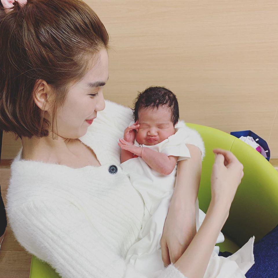 Dân mạng giật mình thon thót khi chứng kiến Ngọc Trinh bế trẻ sơ sinh mà để đầu em bé lắc lư tự do-3