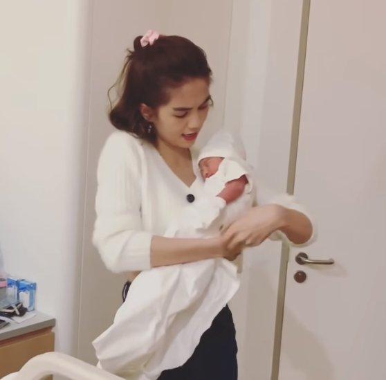 Dân mạng giật mình thon thót khi chứng kiến Ngọc Trinh bế trẻ sơ sinh mà để đầu em bé lắc lư tự do-5