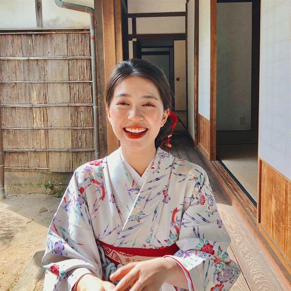 Mẫn Tiên được báo Trung khen ngợi về nhan sắc, ngày càng gợi cảm với mốt không nội y-1