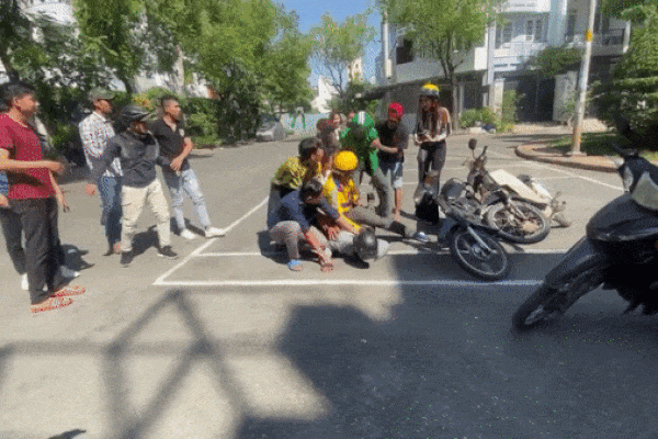 Đang đóng cảnh bắt cướp, Trấn Thành dở khóc dở cười vì bị anh xe ôm công nghệ 'phá đám'