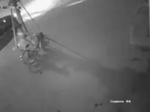 Clip: Rộ nghi vấn ô tô đâm người tử vong, tài xế kéo thi thể lên vỉa hè rồi mang vật chứng phi tang-1